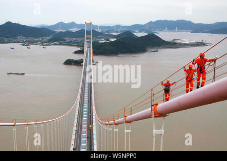 Chinesische Arbeiter erhalten die Xihoumen Brücke auf der Zhoushan Trans-oceanic Brücken in Wuhan City, Ningbo City, der ostchinesischen Provinz Zhejiang, 28 M Stockfoto