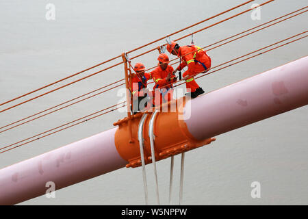 Chinesische Arbeiter erhalten die Xihoumen Brücke auf der Zhoushan Trans-oceanic Brücken in Wuhan City, Ningbo City, der ostchinesischen Provinz Zhejiang, 28 M Stockfoto