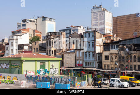 Istanbul, Türkei - 1. Juli 2016: Karakoy street view, kommerziellen Viertel im Stadtteil Beyoglu in Istanbul, Türkei. Gewöhnliche Menschen gehen auf die Straße Stockfoto