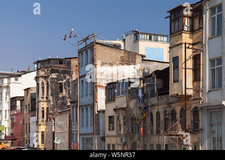 Istanbul, Türkei - 1. Juli 2016: alte Häuser von Karakoy, Stadtteil Beyoglu in Istanbul, Türkei Stockfoto