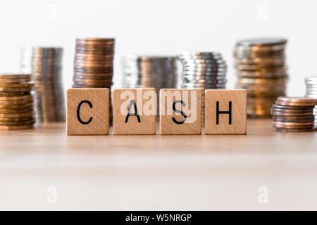 Kasse Anmelden mit Münzen im Hintergrund Stockfoto