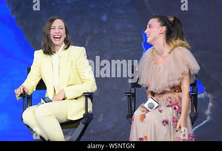 Die amerikanische Schauspielerin und Regisseurin Vera Farmiga, Links, und englische Schauspielerin und Model Millie Bobby Brown besuchen eine Premiere für neuen Film 'Godzill Stockfoto