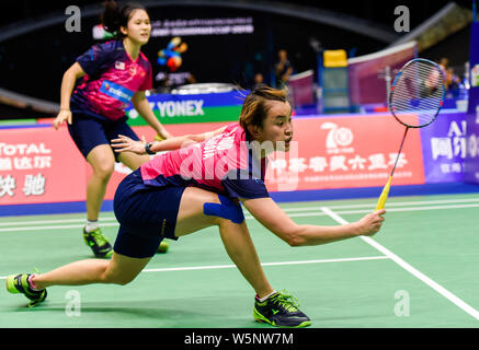 Vivian Hoo Kah Mun und Yap Cheng Wen von Malaysia wieder einen Schuß zu Du Yue und Li Yinhui von China in ihrer Gruppe 1D Match während der gesamten BWF Sudirman Stockfoto