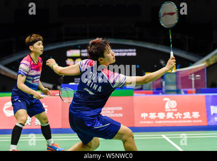 Du Yue und Li Yinhui von China wieder einen Schuß zu Vivian Hoo Kah Mun und Yap Cheng Wen von Malaysia in ihrer Gruppe 1D Match während der gesamten BWF Sudirman Stockfoto