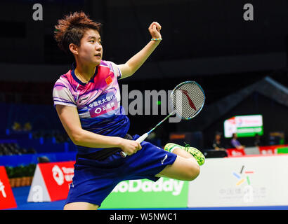 Du Yue und Li Yinhui von China wieder einen Schuß zu Vivian Hoo Kah Mun und Yap Cheng Wen von Malaysia in ihrer Gruppe 1D Match während der gesamten BWF Sudirman Stockfoto