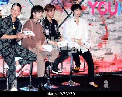 (Von links) Chinesische Schauspieler Han Geng, Jackson Yee oder Yi Yangqianxi der Chinesischen boy group TFBoys, Taiwanesisch Sänger, Schauspieler und Wirt Lo und Taiwanesische - Stockfoto