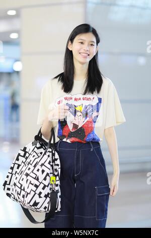 Chinesische supermodel Ming Xi, auch als Xi Mengyao bekannt, kommt an der Shanghai Pudong International Airport vor dem Abflug für 72nd Cannes Internatio Stockfoto