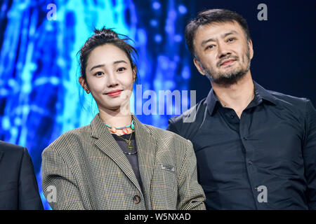 Chinesische Schauspielerin Bai Baihe, Links, und Schauspieler Cao Weiyu nehmen an der 2019 iQiyi Weltkonferenz in Peking, China, 9. Mai 2019. Stockfoto