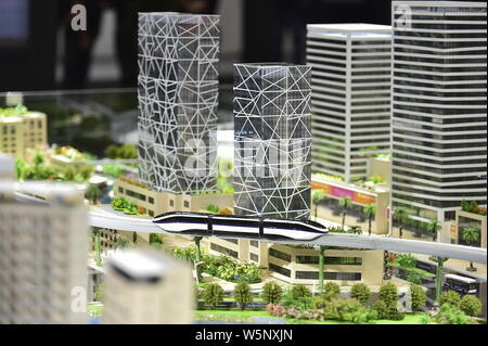 Eine Einschienenbahn verbindet den Bahnhof Modell der betitelt kyRail' ist in der 3. Welt Intelligence Kongress (WIC) in Tianjin, China, 18. Mai 2019. China's New en Stockfoto