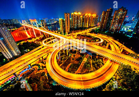 ---- Eine Antenne Nacht Blick auf eine Überführung und erhöhten Schnellstraßen in Chongqiong, China, 9. November 2018. Stockfoto