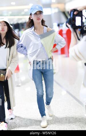 Chinesische Schauspielerin Wu Jinyan kommt an einem Flughafen in Shanghai, China, 7. Mai 2019. Stockfoto