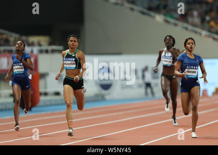 Bahraini Leichtathletik sprinter Salwa Eid Naser, rechts, konkurriert in den 400m Frauen während der iaaf Diamond League Shanghai in Shanghai, China, 18 Ma Stockfoto