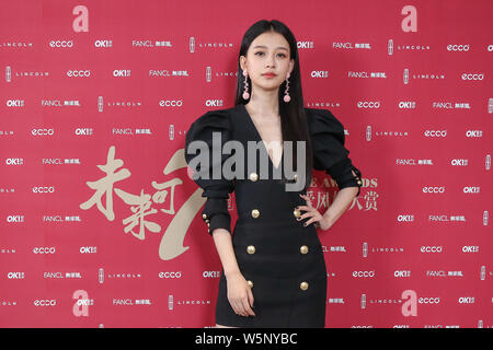 Chinesische Schauspielerin Sun Yi stellt, als sie auf dem roten Teppich für die Preisverleihung durch OK organisierte kommt! Magazin in Peking, China, 28. Mai 2019. Stockfoto