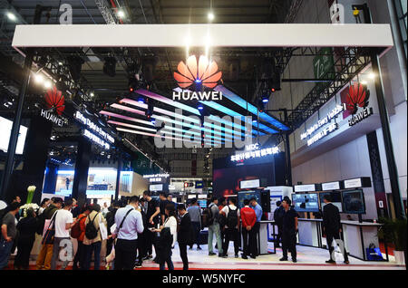 ---- Leute besuchen den Stand der Chinesischen tech giant Huawei während des 18. Shanghai Internationalen Automobil- Ausstellung, die auch als Auto bekannt Stockfoto