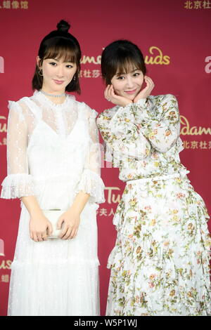 Chinesische Schauspielerin Andy Yang oder Yang Zi wirft mit der wachsfigur von ihr während einer enthüllungsfeier im Madame Tussauds Museum in Peking, China, 28. Stockfoto