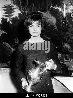 Jacqueline Kennedy in diplomatischen Empfang Zimmer, 1961 Stockfoto