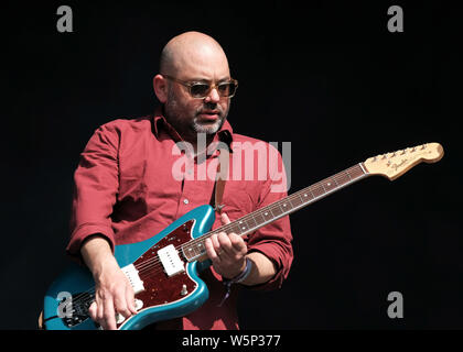 Lulworth, UK. 28. Juli 2019. Ross Godfrey, Leadgitarrist von Britischen elektronische Band Morcheeba live auf der Bühne bei der BRITISCHEN Familie Musik und Kunst Festival Camp Bestival in Lulworth, Dorset. Credit: SOPA Images Limited/Alamy leben Nachrichten Stockfoto