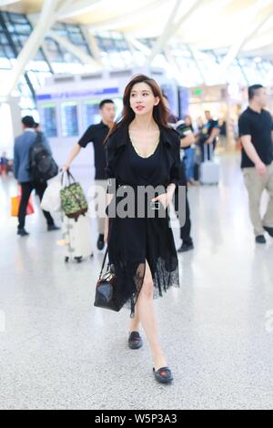 Taiwanesische Schauspielerin Lin Chi-ling kommt an der Beijing Capital International Airpprt vor Abreise in Peking, China, 12. Mai 2019. Stockfoto