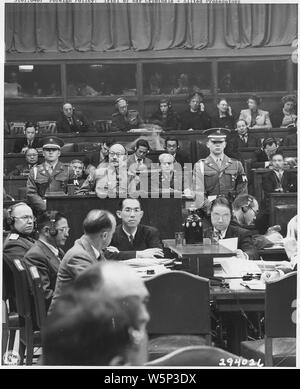 Die japanischen Kriegsverbrechen. Manila; Umfang und Inhalt: TOJO IST DER STAND. - Hideki Tojo, ehemaligen japanischen General Premier und Kriegsminister, vom 2. Dezember 1941 bis Juli 1944, die zum ersten Mal während der Internationale Strafgerichtshof mit Studien, Tokio, Japan. Er bezeugt in seinem eigenen Namen in der Phase der Erprobung. Tojo ist durch das Personal des Tribunal umgeben. Stockfoto