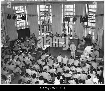 Die japanischen Kriegsverbrechen. Manila; Umfang und Inhalt: Herr Levy, ein deutscher Jude, ein Zeuge der Anklage, nimmt den Stand auf dem Roten Kreuz Zwischenfall während des Versuches von Japnese Generalleutnant Tomoyuki Yamashita in Residence des Hohen Kommissars in Manila, P.I. zu bezeugen 10/29/45. Stockfoto