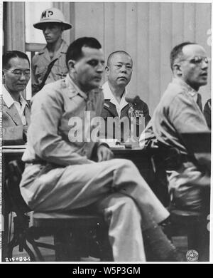 Die japanischen Kriegsverbrechen. Manila; Umfang und Inhalt: TRIAL-japanischen General YAMASHITA Tomoyuki Yamashita, durch seinen Rat an seinem Versuch in Manila, P.I. flankiert 10/29/45. Stockfoto