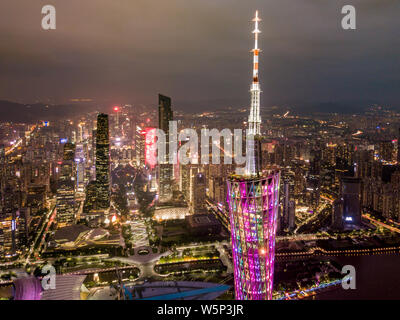------ Sicht eine Nacht des Canton Tower mit anderen Wolkenkratzer und Hochhäuser der Zhujiang New Town (Pearl River New Town) in der backgro Stockfoto