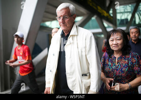 Head Coach Marcello Lippi, Mitte, der chinesischen nationalen Männer Fußball Mannschaft kommt auf der Guangzhou Baiyun International Airport, Guangzhou City, so Stockfoto