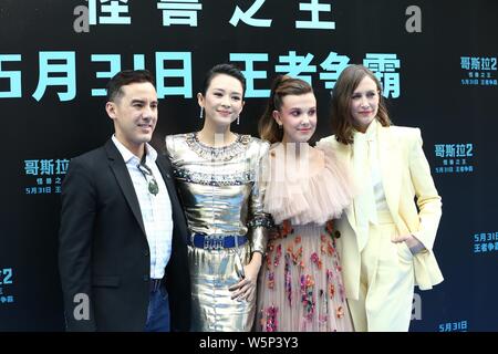 (Von links) amerikanischer Filmregisseur und Produzent Michael Dougherty, chinesische Schauspielerin Zhang Ziyi, englische Schauspielerin und Model Millie Bobby Brown, und Ameri Stockfoto