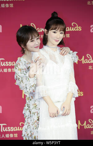 Chinesische Schauspielerin Andy Yang oder Yang Zi wirft mit der wachsfigur von ihr während einer enthüllungsfeier im Madame Tussauds Museum in Peking, China, 28. Stockfoto