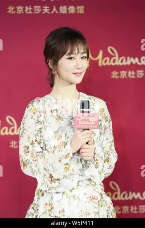 Chinesische Schauspielerin Andy Yang oder Yang Zi stellt während einer enthüllungsfeier für die wachsfigur von ihr an der Madame Tussauds Museum in Peking, China, 28. Stockfoto