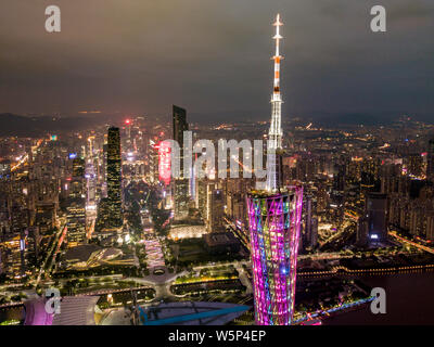 ------ Sicht eine Nacht des Canton Tower mit anderen Wolkenkratzer und Hochhäuser der Zhujiang New Town (Pearl River New Town) in der backgro Stockfoto