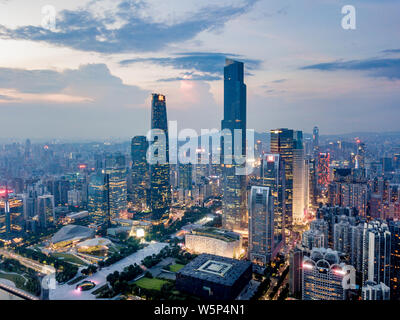 ------ Sicht eine Nacht von Wolkenkratzern und Hochhäusern in der zhujiang New Town (Pearl River New Town) in Guangzhou City, South China Guangdong Stockfoto