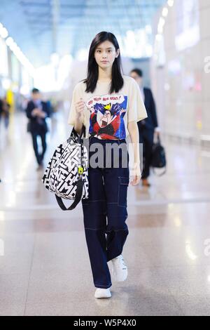 Chinesische supermodel Ming Xi, auch als Xi Mengyao bekannt, kommt an der Shanghai Pudong International Airport vor dem Abflug für 72nd Cannes Internatio Stockfoto