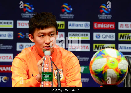 Wang Tong von China Shandong Luneng Taishan F.C. besucht eine Pressekonferenz vor der fünften Runde der Gruppe G gegen Südkorea von Gyeongnam FC Stockfoto