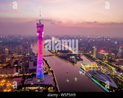------ Sicht eine Nacht des Canton Tower, Links, und der zhujiang New Town (Pearl River New Town), rechts, entlang der Pearl River in Guangzhou City, Sout Stockfoto