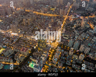 ---- Eine Antenne Nacht Blick von Clustern von Gebäuden und Häusern in Guangzhou City, die südchinesische Provinz Guangdong, 19. Oktober 2017. Stockfoto