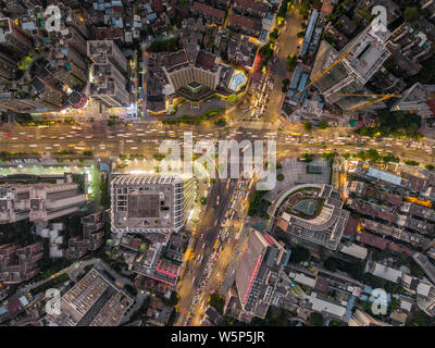 ---- Eine Antenne Nacht Blick von Clustern von Gebäuden und Häusern in Guangzhou City, die südchinesische Provinz Guangdong, 19. Oktober 2017. Stockfoto