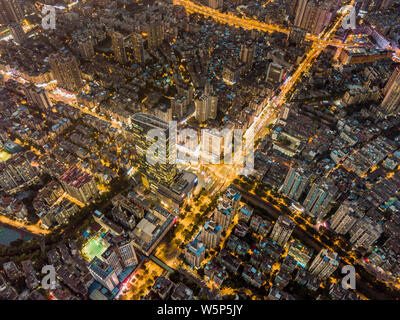 ---- Eine Antenne Nacht Blick von Clustern von Gebäuden und Häusern in Guangzhou City, die südchinesische Provinz Guangdong, 19. Oktober 2017. Stockfoto