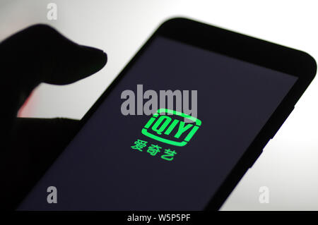 ---- Ein netizen durchsucht die mobile App chinesischer Online-video-Website iQiyi auf seinem Smartphone in Ji'Nan, der ostchinesischen Provinz Shandong, 28 Firma Febru Stockfoto