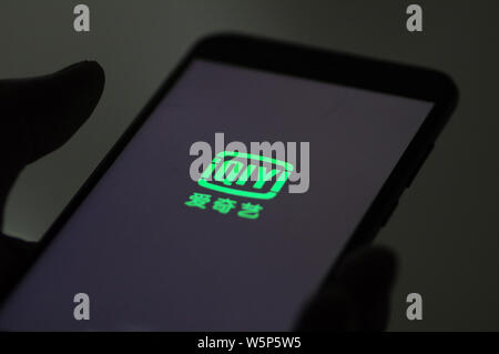 ---- Ein netizen durchsucht die mobile App chinesischer Online-video-Website iQiyi auf seinem Smartphone in Ji'Nan, der ostchinesischen Provinz Shandong, 28 Firma Febru Stockfoto