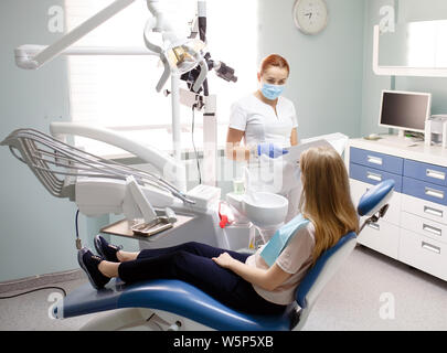 Weibliche Zahnarzt mit Patienten Mädchen reden zahnmedizinische Klinik Büro. Stockfoto