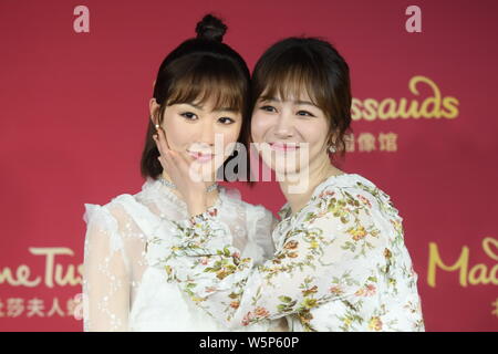 Chinesische Schauspielerin Andy Yang oder Yang Zi wirft mit der wachsfigur von ihr während einer enthüllungsfeier im Madame Tussauds Museum in Peking, China, 28. Stockfoto