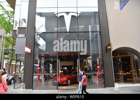 ---- Fußgänger vorbei ein Tesla Dealership in Chengdu City, im Südwesten Chinas Provinz Sichuan, 18. Mai 2019. Die Buchung von China - T Stockfoto