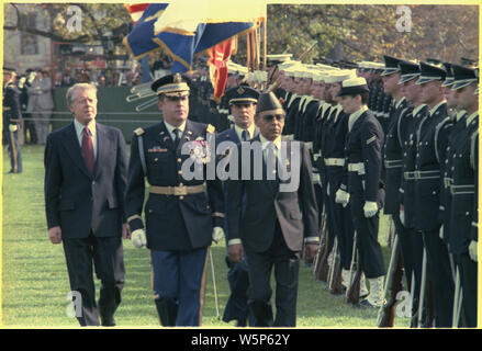 Jimmy Carter und König Hassan II review Truppen während der begrüßungszeremonie für den König von Marokko. Stockfoto