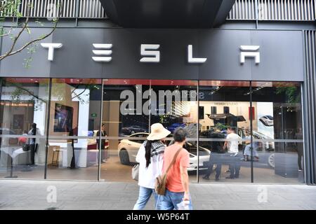 ---- Fußgänger vorbei ein Tesla Dealership in Chengdu City, im Südwesten Chinas Provinz Sichuan, 18. Mai 2019. Die Buchung von China - T Stockfoto