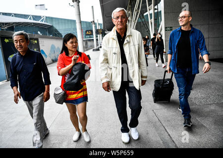 Head Coach Marcello Lippi, Mitte, der chinesischen nationalen Männer Fußball Mannschaft kommt auf der Guangzhou Baiyun International Airport, Guangzhou City, so Stockfoto