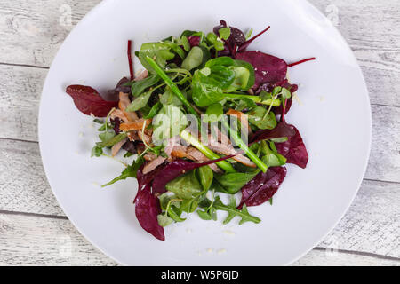 Gemischter Salat mit Fleisch und gekochten Spargel Stockfoto