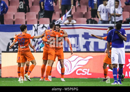 Spieler von Shandong Luneng Taishan feiern, nachdem sie gegen Shenhua Shanghai Grönland in der 10. Runde während der 2019 chinesischen Footba Stockfoto