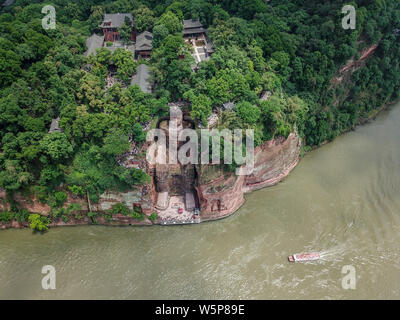 Luftaufnahme des Leshan Giant Buddha nach Renovierungsarbeiten in den beschädigten Thorax und Abdomen und Algen auf seinem Gesicht in Leshan Stadt entfernen, im Südwesten Chinas S Stockfoto