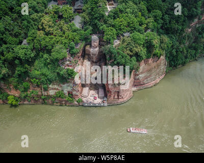 Luftaufnahme des Leshan Giant Buddha nach Renovierungsarbeiten in den beschädigten Thorax und Abdomen und Algen auf seinem Gesicht in Leshan Stadt entfernen, im Südwesten Chinas S Stockfoto